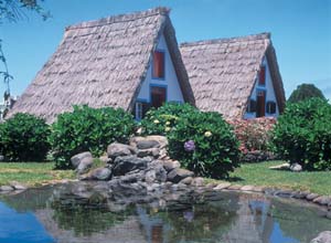 les palheiros, maisons aux toits de chaume, <br>Santana