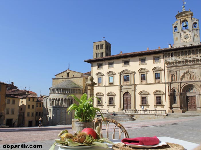 Piazza Grande d'Arezzo (Toscane) © oopartir.com