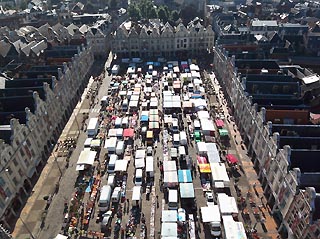 la Place des H�ros un jour de march�