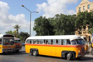 Bus Bedford devant l'h�tel Phoenicia