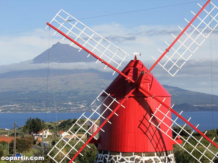 Moulin et vue sur le Pico, île de Faial © oopartir.com