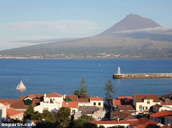 Horta (île de Faial) avec la vue sur Pico © oopartir.com