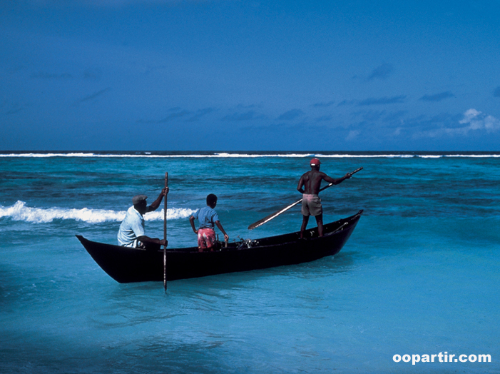 Pêcheurs sur une pirogue © Paul Turcotte