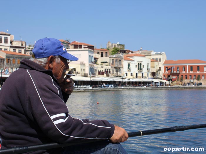 Pêcheur sur le port de Hania (La Canée) © oopartir.com