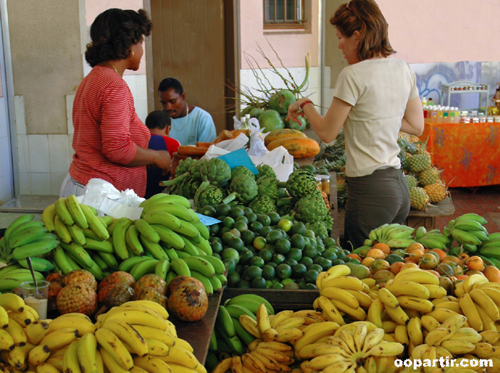 Sur un marché  © Ile de la Réunion Tourisme