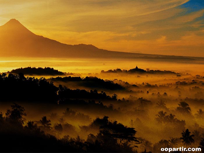 Merapi Borobudur, Central Java © Indonesia.Travel