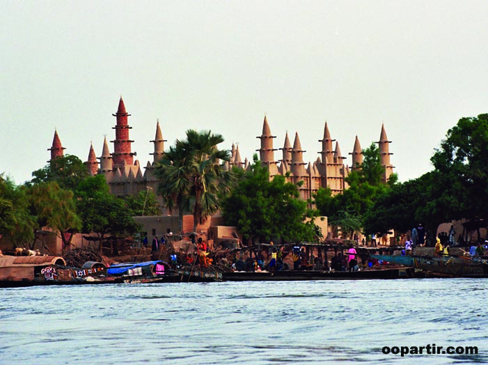 Mosquée sur les rives du fleuve Niger © Virginie Tremsal