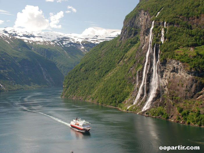 Navire Hurtigruten dans le fjord Geiranger