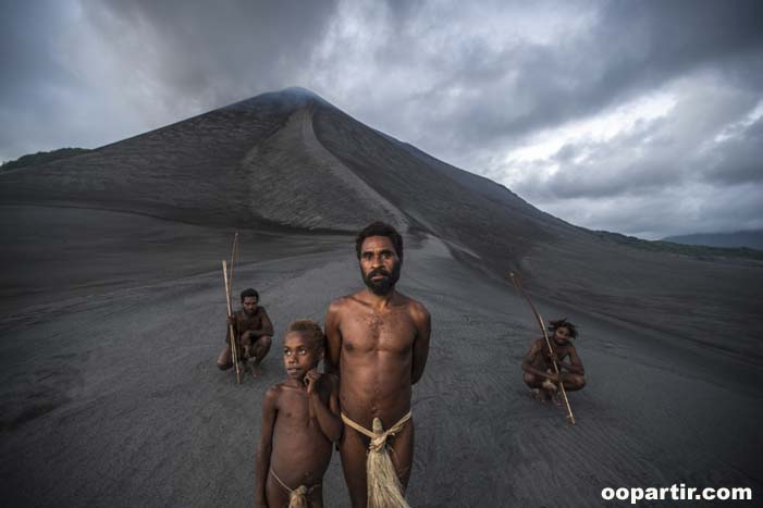 père et fils, Yasur volcano, Tanna Island © David Kirkland