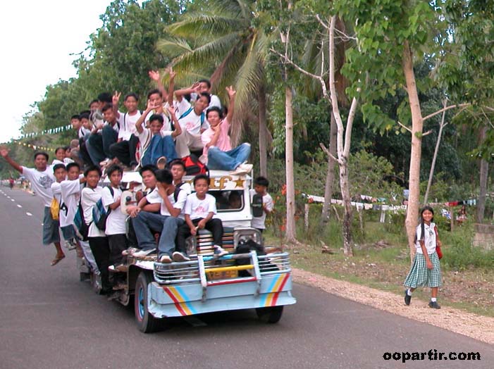 écoliers sur une jeepney © oopartir.com