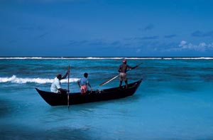 P�cheurs dans une pirogue traditionnelle<br>� Paul Turcotte