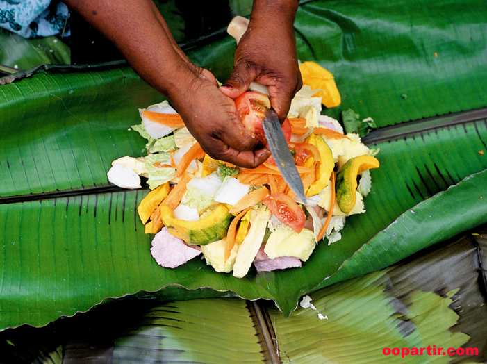 Préparation du bougna, plat traditionnel kanak © NCT