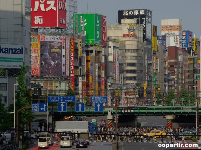 Shinjuku, Tokyo  © Yasufumi Nishi/  JNTO