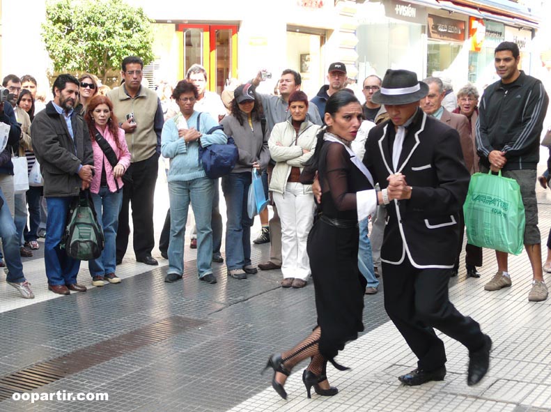 Tango dans l'artère commerçante Florida à Buenos Aires