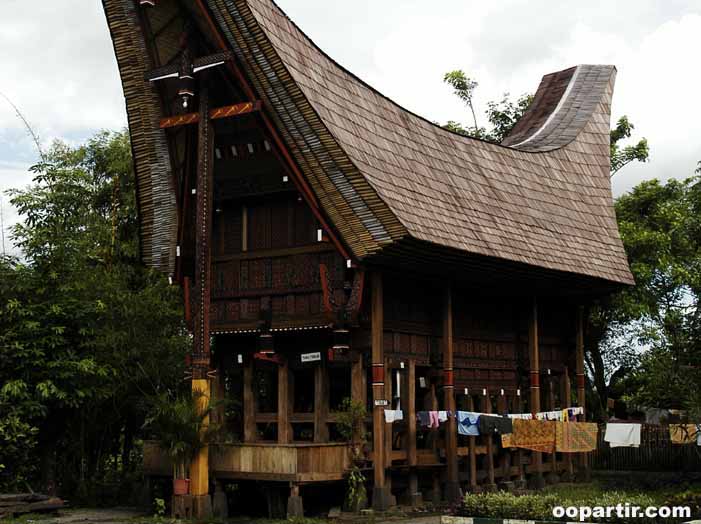 Maison traditionnelle, pays Toraja © Indonesia.Travel