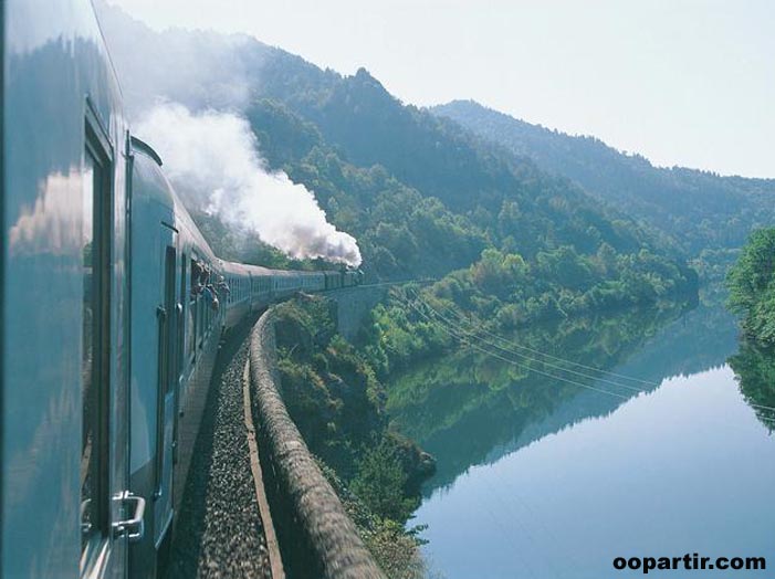 Train cévenol dans gorges Allier © Luc Olivier