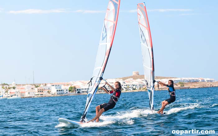 planche à voile dans la baie de Fornells, Minorque