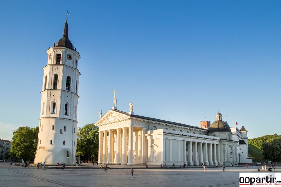 Vilnius, la place de la cathédrale  ©  infotourlituanie .fr